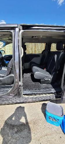 Used 2017 Dodge Grand Caravan - Photo 2