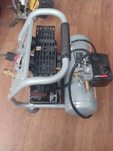 Hitachi 1 gallon compressor - Photo 2