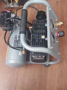 Hitachi 1 gallon compressor - Photo 3