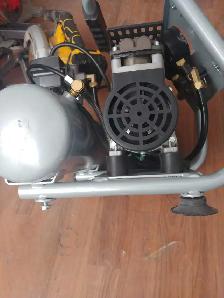Hitachi 1 gallon compressor - Photo 5