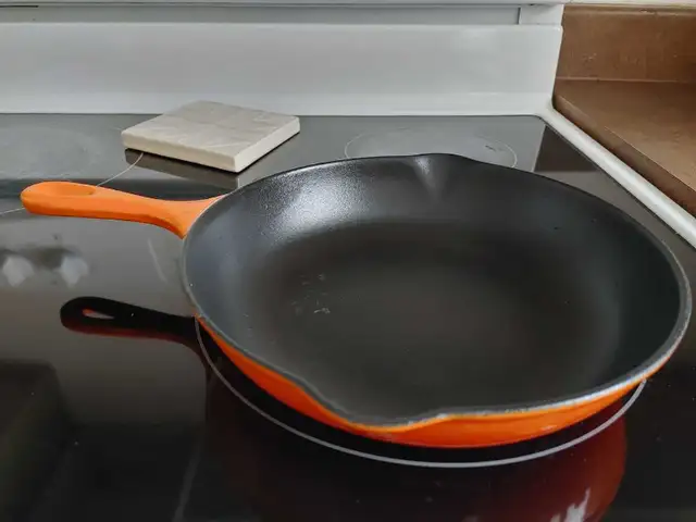 Poêlon ( skillet ' LE CREUSET ' #23, fonte émaillée ( France )