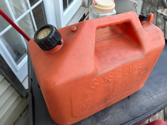 Gasoline Jerry Cans – Excellent Condition 15L and 20L