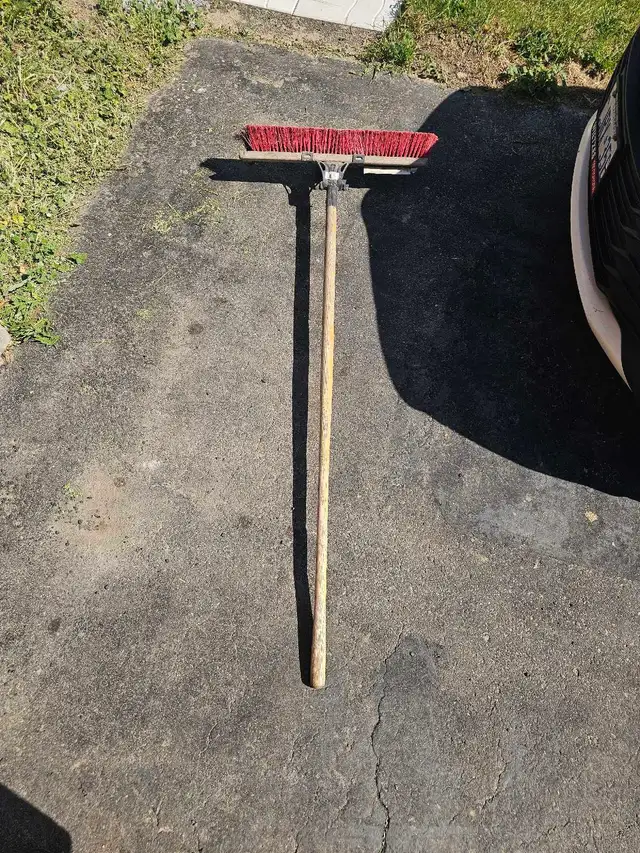 Razor-Back Professional Roofer's Brush