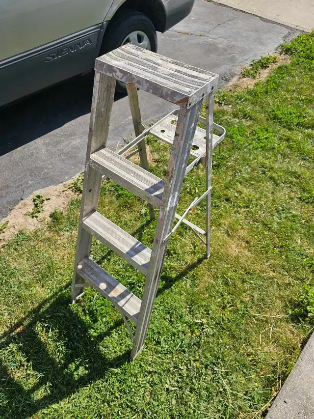 4 ft. Aluminum Step Ladder NO plastic. Foldable