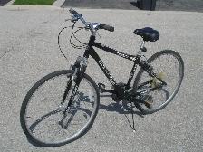 BARELY USED 700C SCHWINN HYBRID SERIES 24 SPD WITH SUSPENSION! - Photo 2