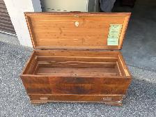 Free delivery antique circa 1940 Boshart Cedar Chest - Photo 2