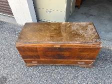 Free delivery antique circa 1940 Boshart Cedar Chest - Photo 4