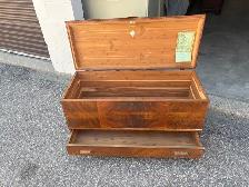 Free delivery antique circa 1940 Boshart Cedar Chest - Photo 8