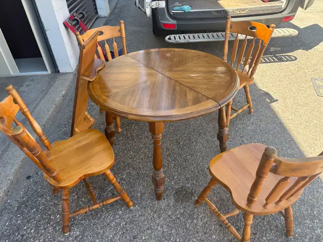 Free delivery used Round Oak Dining Table with 4 Chairs