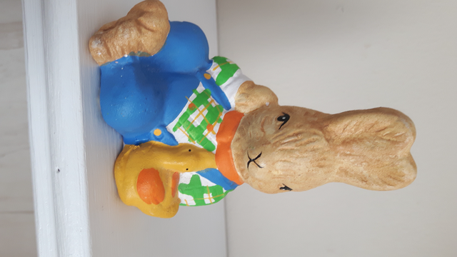 BEAU LAPIN NEUF ENCÉRAMIQUE 4'HAUT SON AMIS DANS SON  BRAS $5.00