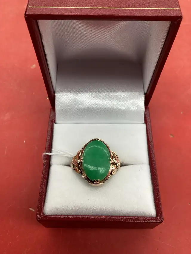 bague en or avec pierre verte