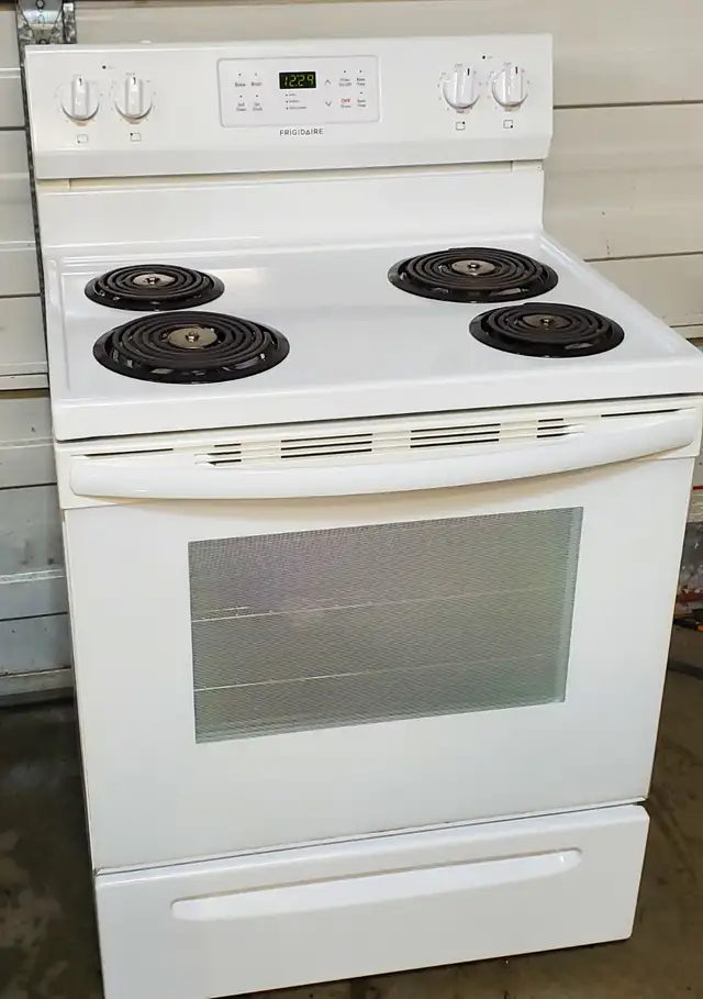 Frigidaire 4 burner stove - Digital controls, Very good conditio