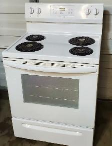 Frigidaire 4 burner stove - Digital controls, Very good conditio - Photo 2