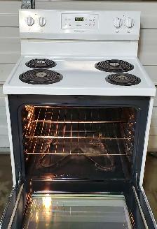 Frigidaire 4 burner stove - Digital controls, Very good conditio - Photo 5