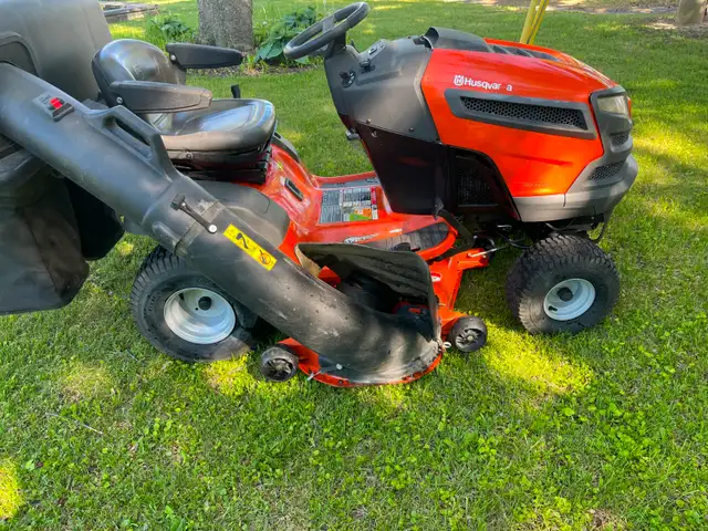 tracteur a gazon HUSQVARNA avec ramasse herbe