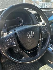 2017 Honda Pilot Touring in Mint Condition - Photo 6