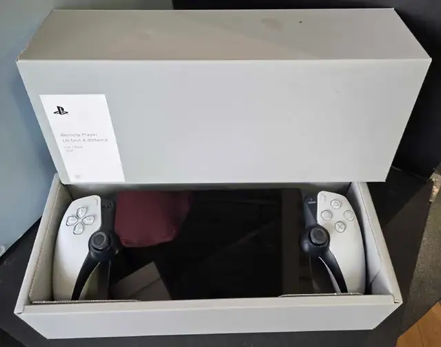 PLAYSTATION REMOTE PLAYER W/BOX