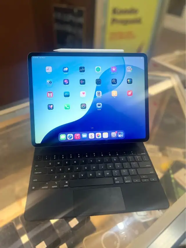 APPLE IPAD PRO 12.9 5th Gen. with Magic keyboard and pencil