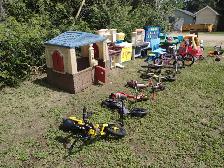 Lot de petit vélos , jouets , voiturette et une tour etc . Prix - Photo 2