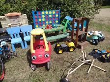 Lot de petit vélos , jouets , voiturette et une tour etc . Prix - Photo 4