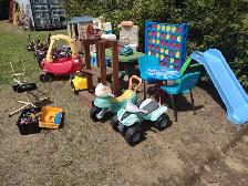 Lot de petit vélos , jouets , voiturette et une tour etc . Prix - Photo 5