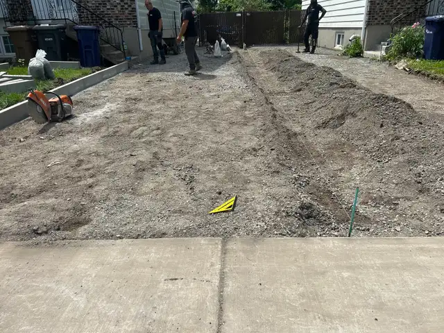 NOW HIRING/ RECHERCHE Driveway Sales