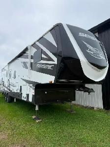 2022 Jayco Seismic Toy Hauler Fifth Wheel