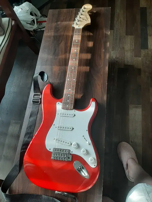 FENDER ELECTRIC GUITAR