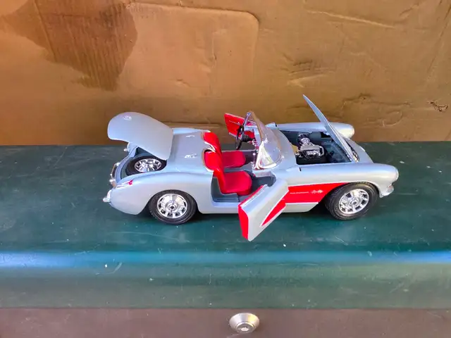 Braccio & Götz 1/18 Chevrolet Corvette 1957 Delphin Motiv Hand