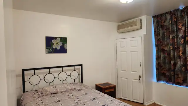 Chambre meublee bain prive-$720-Berri-Uqam-Room w private bath