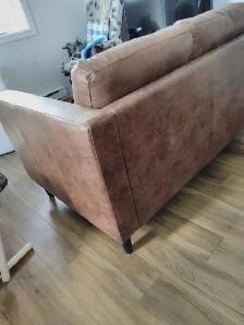 DIVAN 2 PLACES EN SIMILI CUIR BRUN, 2 ANS  SERVI,