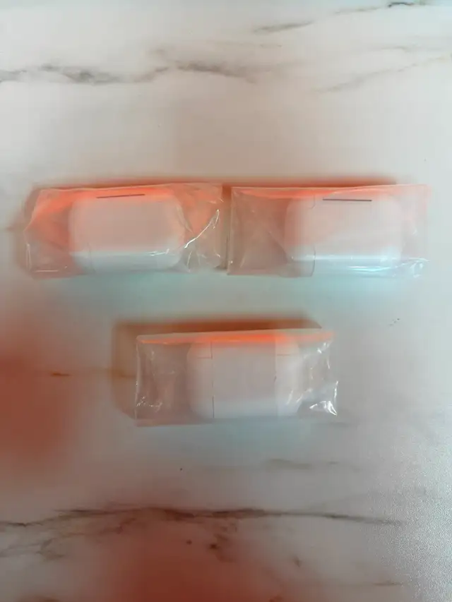 OPEN BOX (HSO) - APPLE AIRPODS PRO 3 WITH APPLE WARRANTY