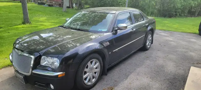 2009 Chrysler 300C HEMI 5.7L V8 – Loaded – Excellent Condition