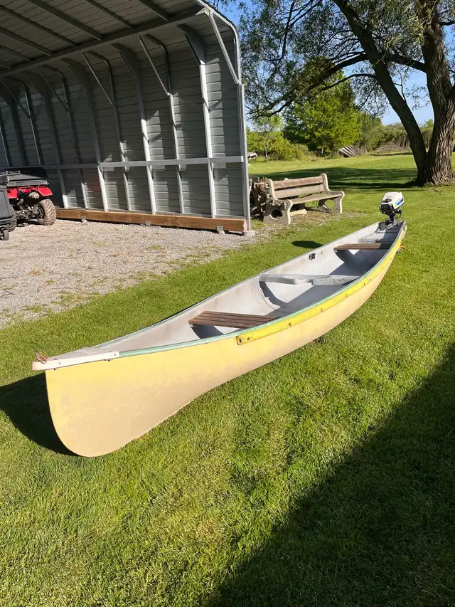 16 ft ‘Frontiersman’ flat-back fiberglass canoe