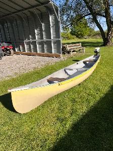 16 ft ‘Frontiersman’ flat-back fiberglass canoe