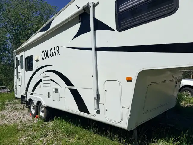 Fifth wheel travel trailer