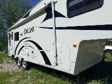 Fifth wheel travel trailer