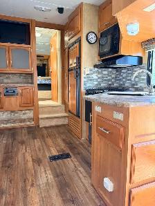Fifth wheel travel trailer - Photo 10