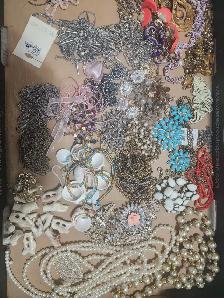 GARAGE SALE - SPRING CLEANING - Photo 9