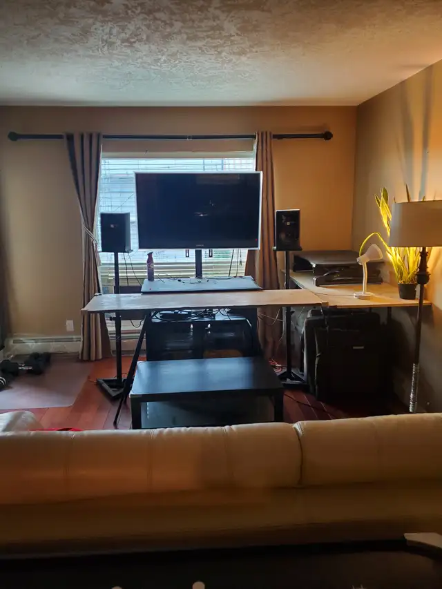 Roommate wanted! Extra 1 bed and 1 bathroom for rent in West Edm