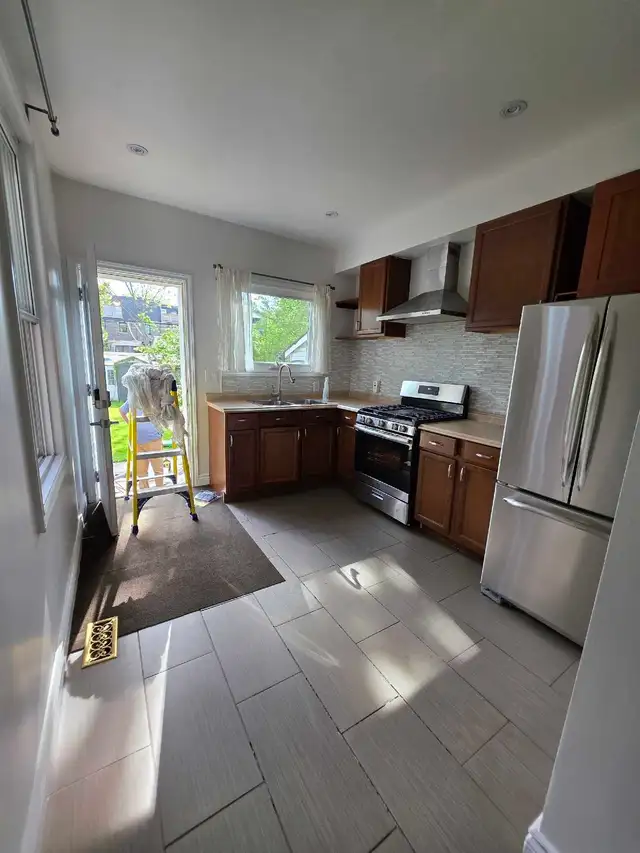 1 Bed Apt Queen/Roncensvalles avail