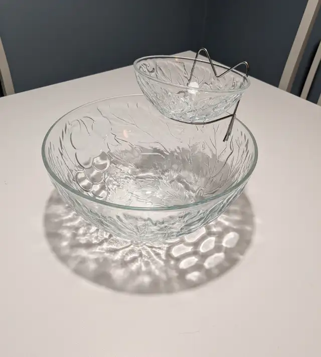 Chip and dip bowl
