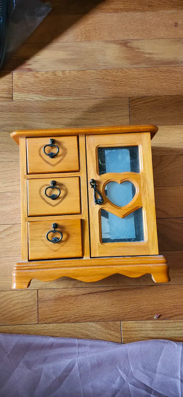 Excellent condition light brown wooden jewlery box for sale!