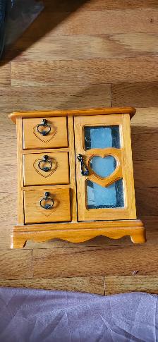 Excellent condition light brown wooden jewlery box for sale!