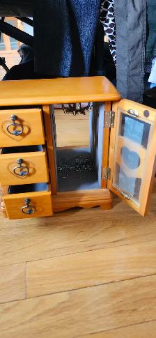 Excellent condition light brown wooden jewlery box for sale! - Photo 2