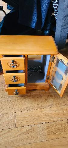 Excellent condition light brown wooden jewlery box for sale! - Photo 4