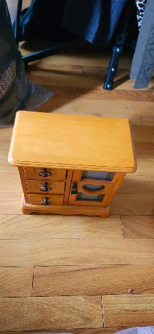 Excellent condition light brown wooden jewlery box for sale! - Photo 5