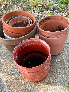 6 clay pots and a few plastic - Photo 2