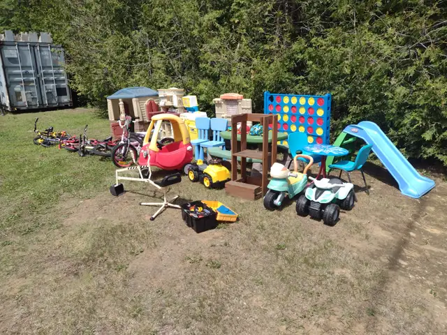 Lot de petit vélos , jouets , voiturette et une tour etc .