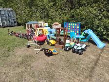 Lot de petit vélos , jouets , voiturette et une tour etc .